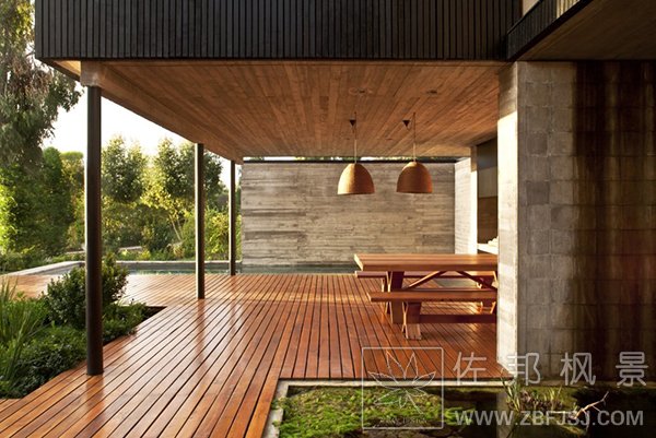 7-Wooden-Courtyard