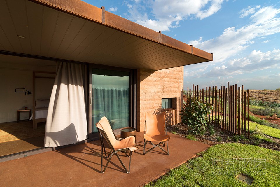 ĺ 230 Metres of Rammed Earth Wall