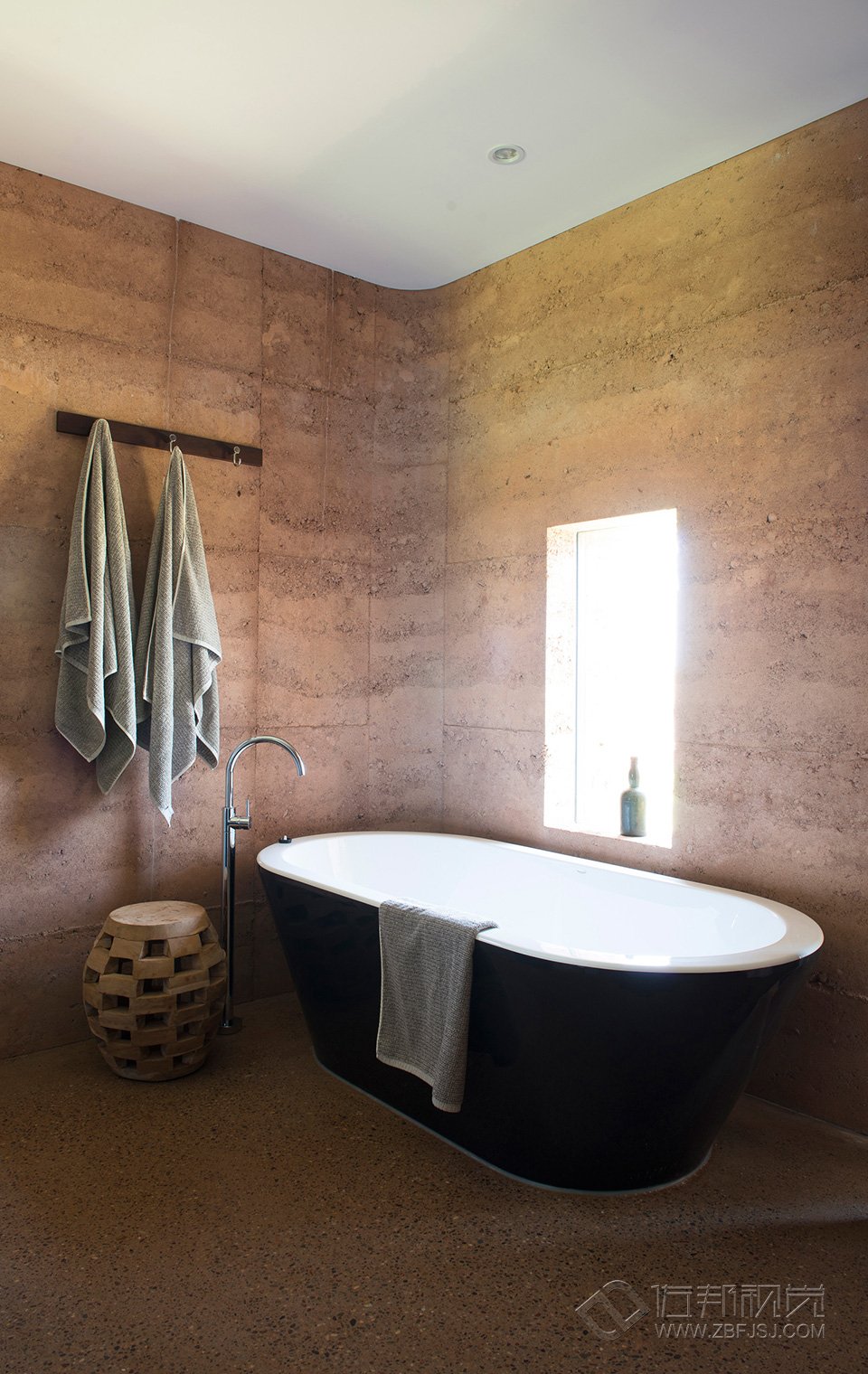 ĺ 230 Metres of Rammed Earth Wall