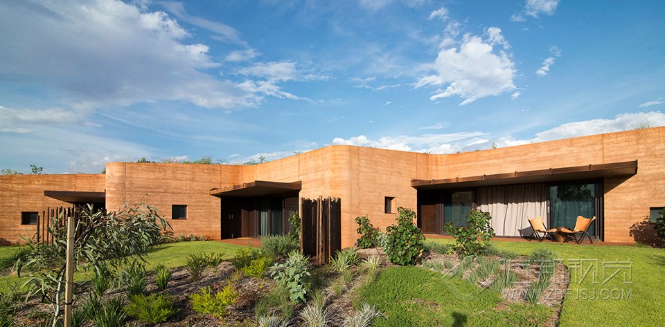 ĺ 230 Metres of Rammed Earth Wall