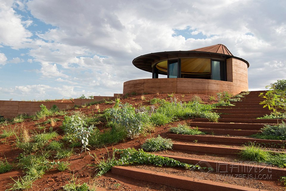 ĺ 230 Metres of Rammed Earth Wall