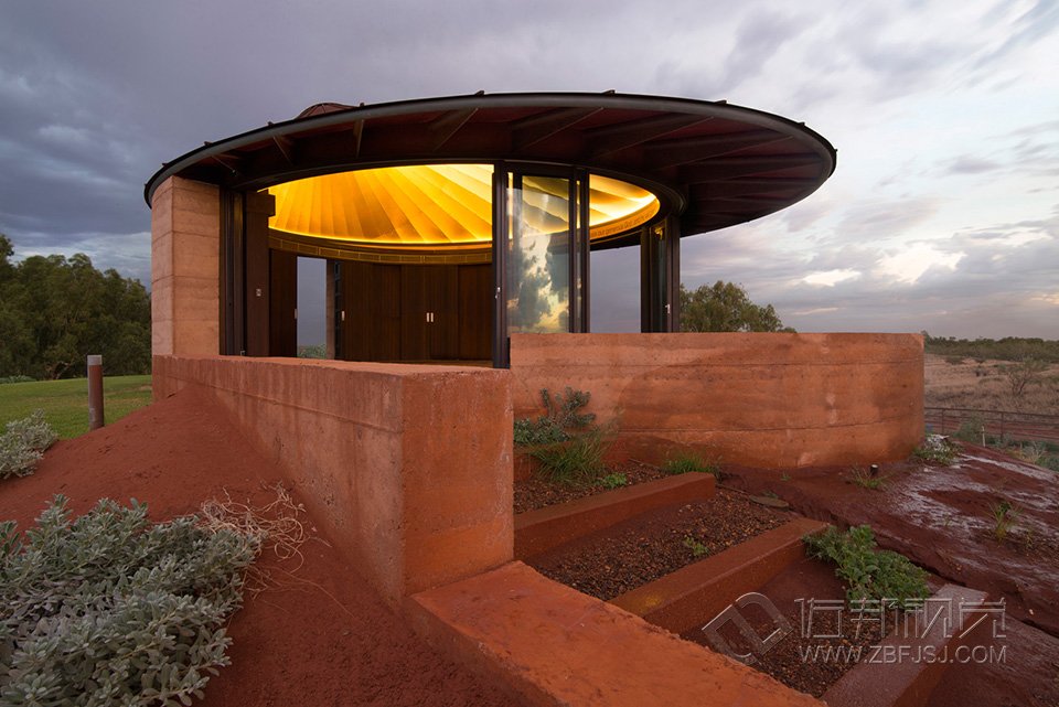 ĺ 230 Metres of Rammed Earth Wall