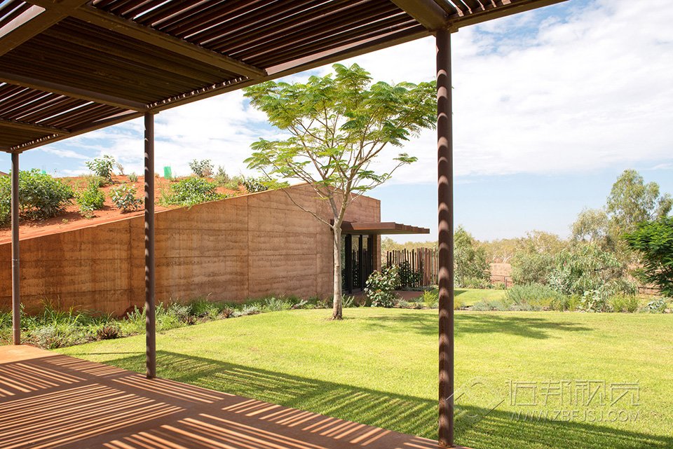 ĺ 230 Metres of Rammed Earth Wall